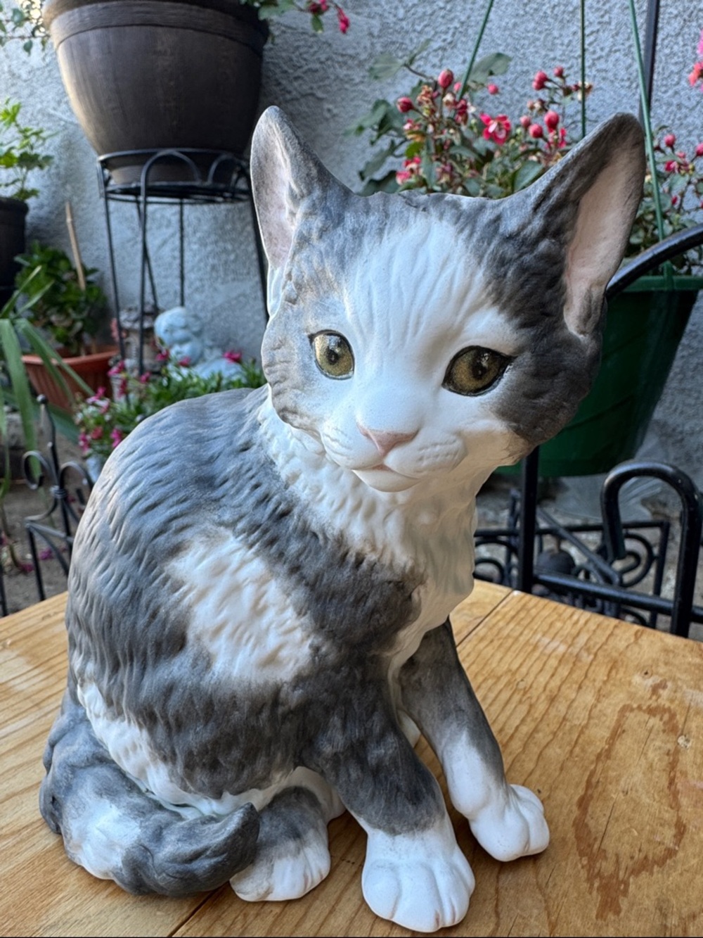 Munro 1994 Decorative Gray & White Cat Figurine for Pets Lovers -